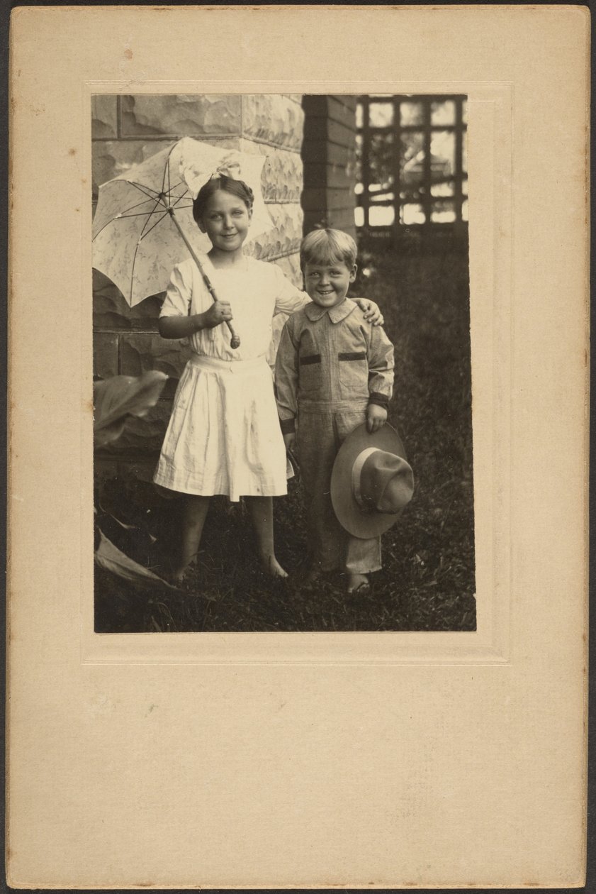 [Retrato de uma rapariga com um guarda-chuva e de um rapaz com um chapéu] de Louis Fleckenstein