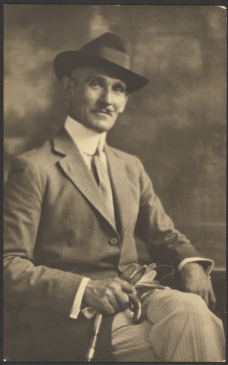 [Retrato de um homem com bengala e luvas] de Louis Fleckenstein