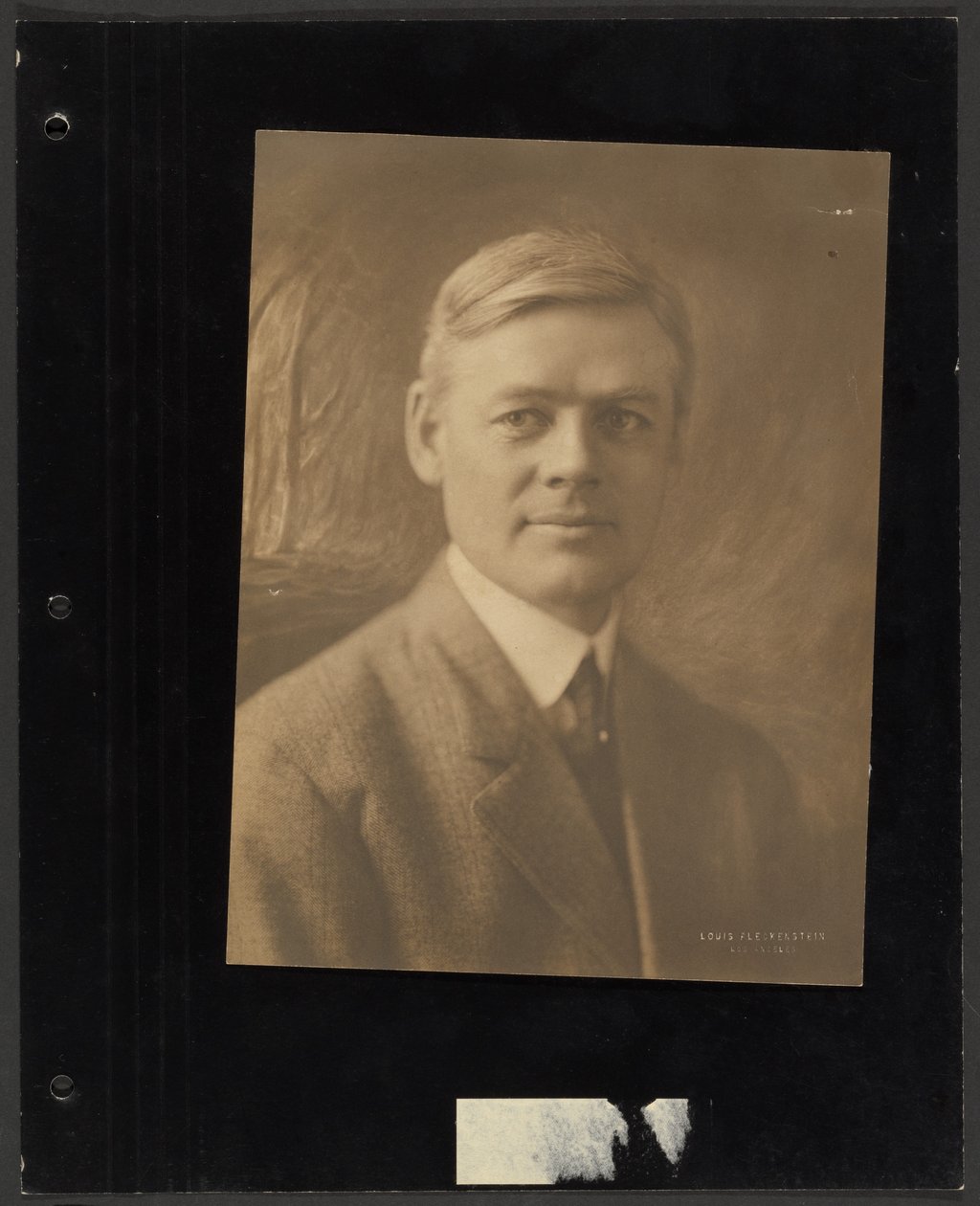 Retrato de um homem sentado diante de um cenário pintado de Louis Fleckenstein