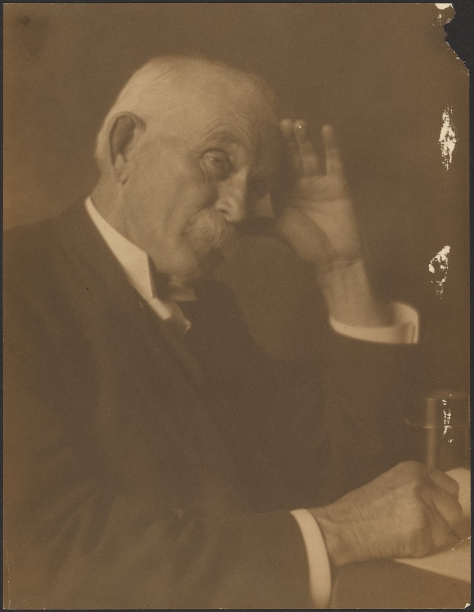 [Retrato de um homem sentado à secretária]. de Louis Fleckenstein