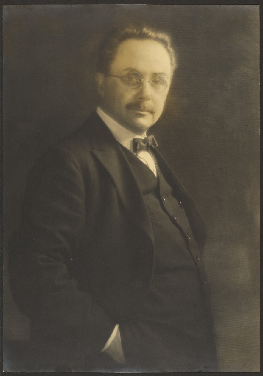 [Retrato de um homem de pé, com a mão no bolso] de Louis Fleckenstein