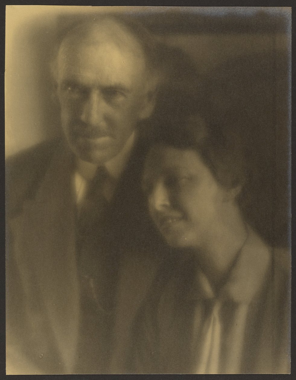 [Retrato de um homem e uma mulher encostada ao ombro dele] de Louis Fleckenstein