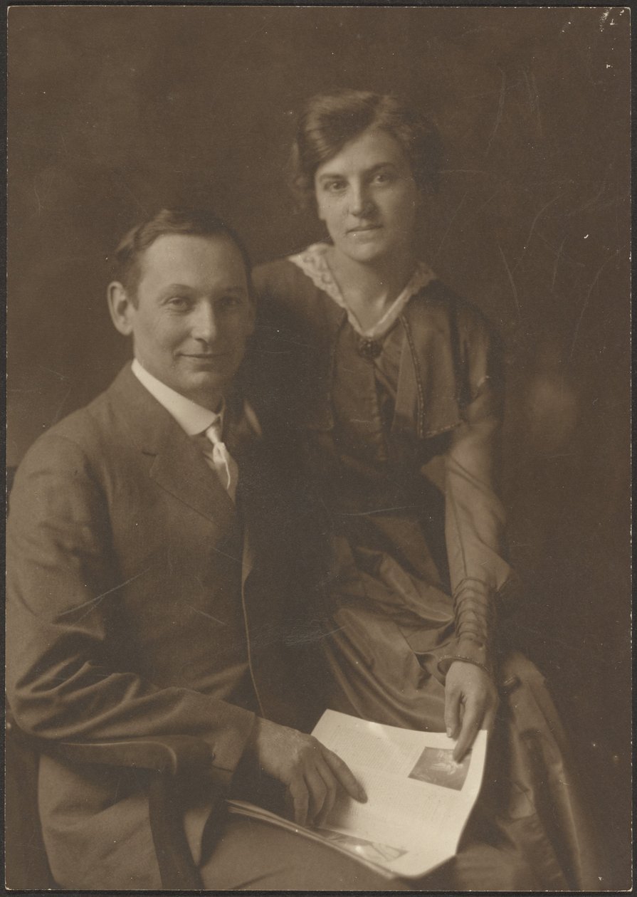 [Retrato de um homem e de uma mulher segurando uma revista] de Louis Fleckenstein