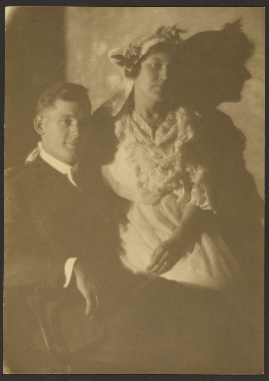 [Retrato de um homem e de uma mulher com chapéu floral]. de Louis Fleckenstein