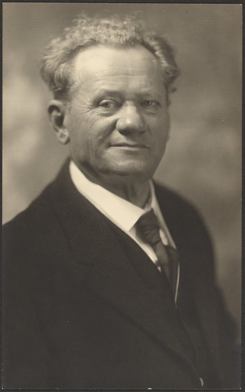 [Retrato de um homem de fato preto às riscas] de Louis Fleckenstein