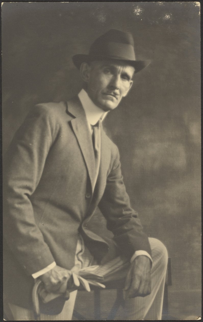 [Retrato de um homem com bengala e luvas]. de Louis Fleckenstein