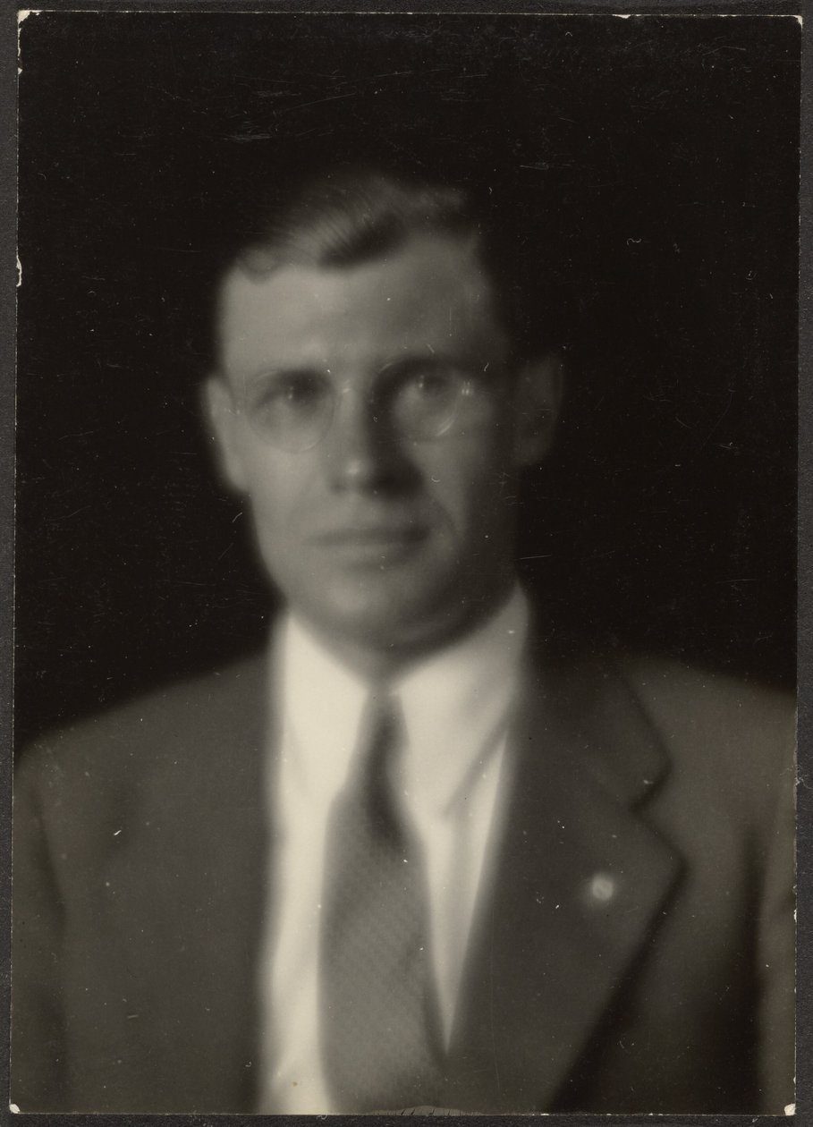 [Retrato de um homem com óculos e alfinete de lapela] de Louis Fleckenstein