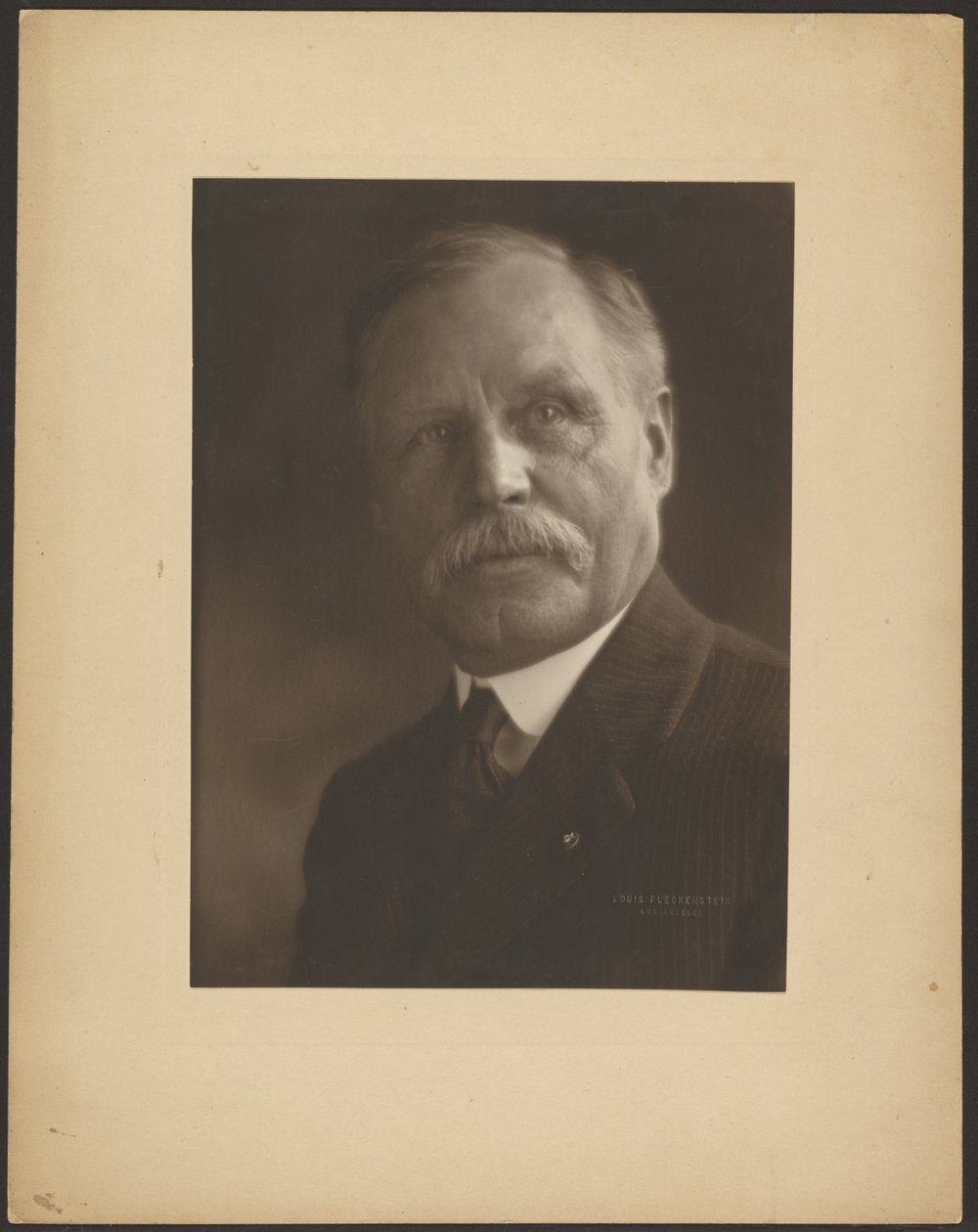 [Retrato de um homem com um alfinete de lapela de metal] de Louis Fleckenstein