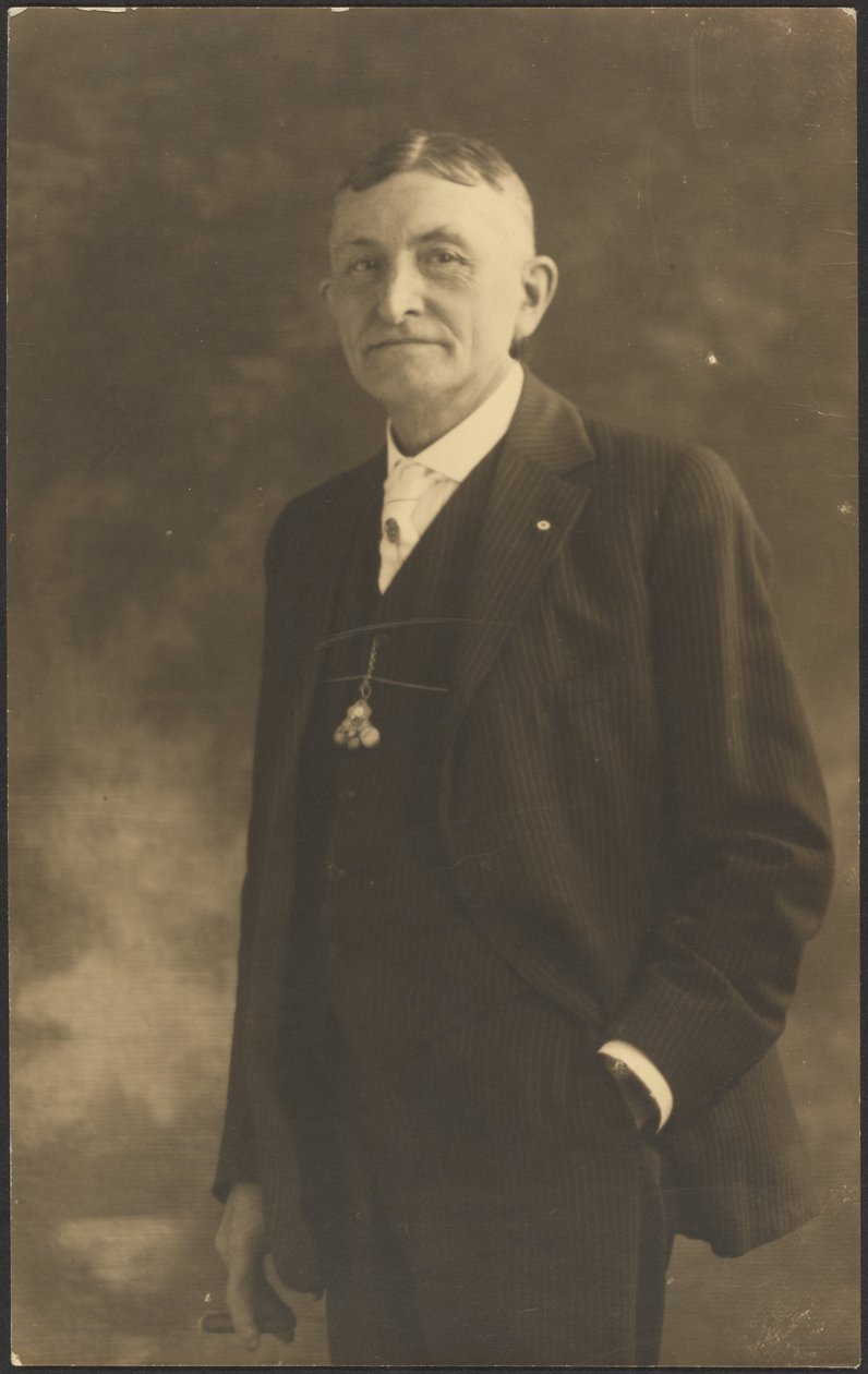 [Retrato de um homem com um relógio ornamentado] de Louis Fleckenstein