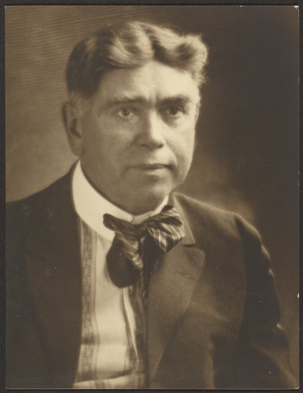[Retrato de um homem com gravata às riscas] de Louis Fleckenstein