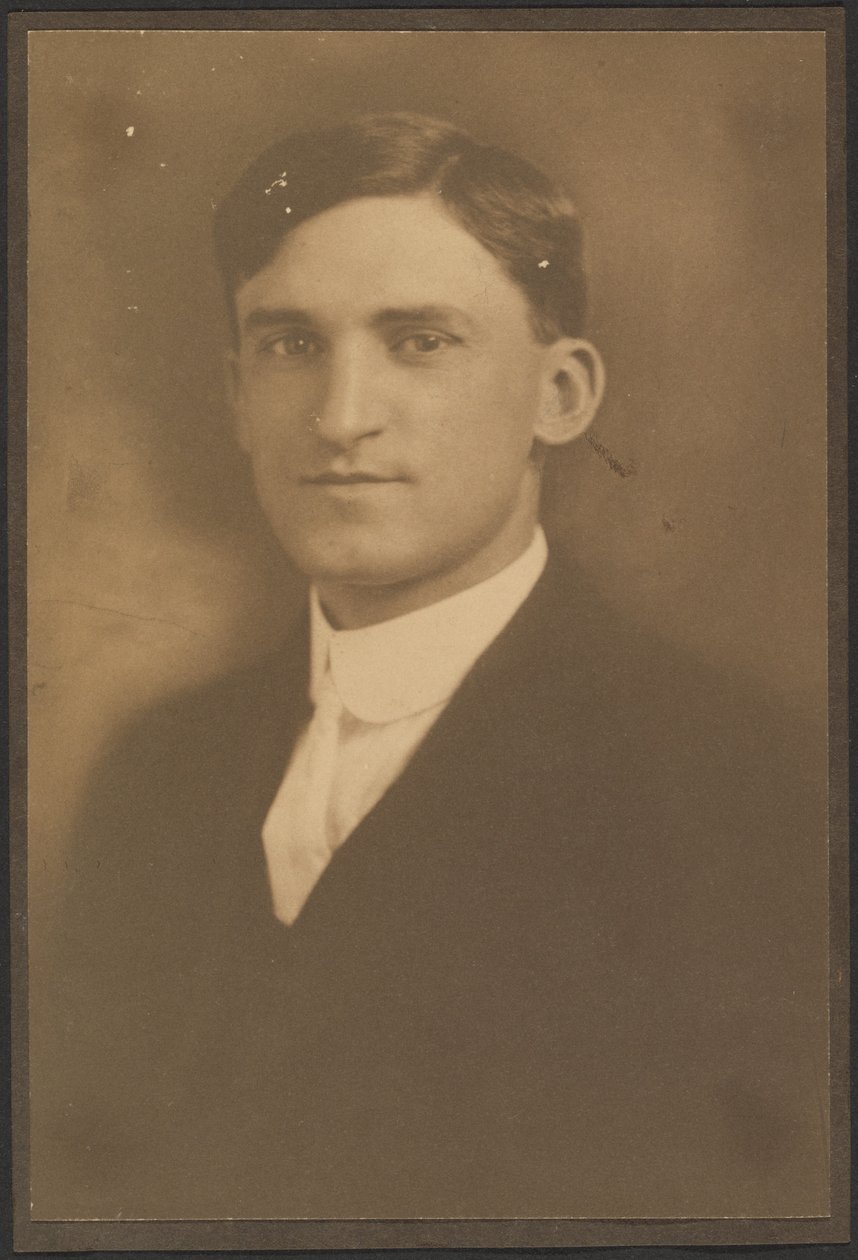 [Retrato de um homem com uma corrente de relógio (não visível)] de Louis Fleckenstein