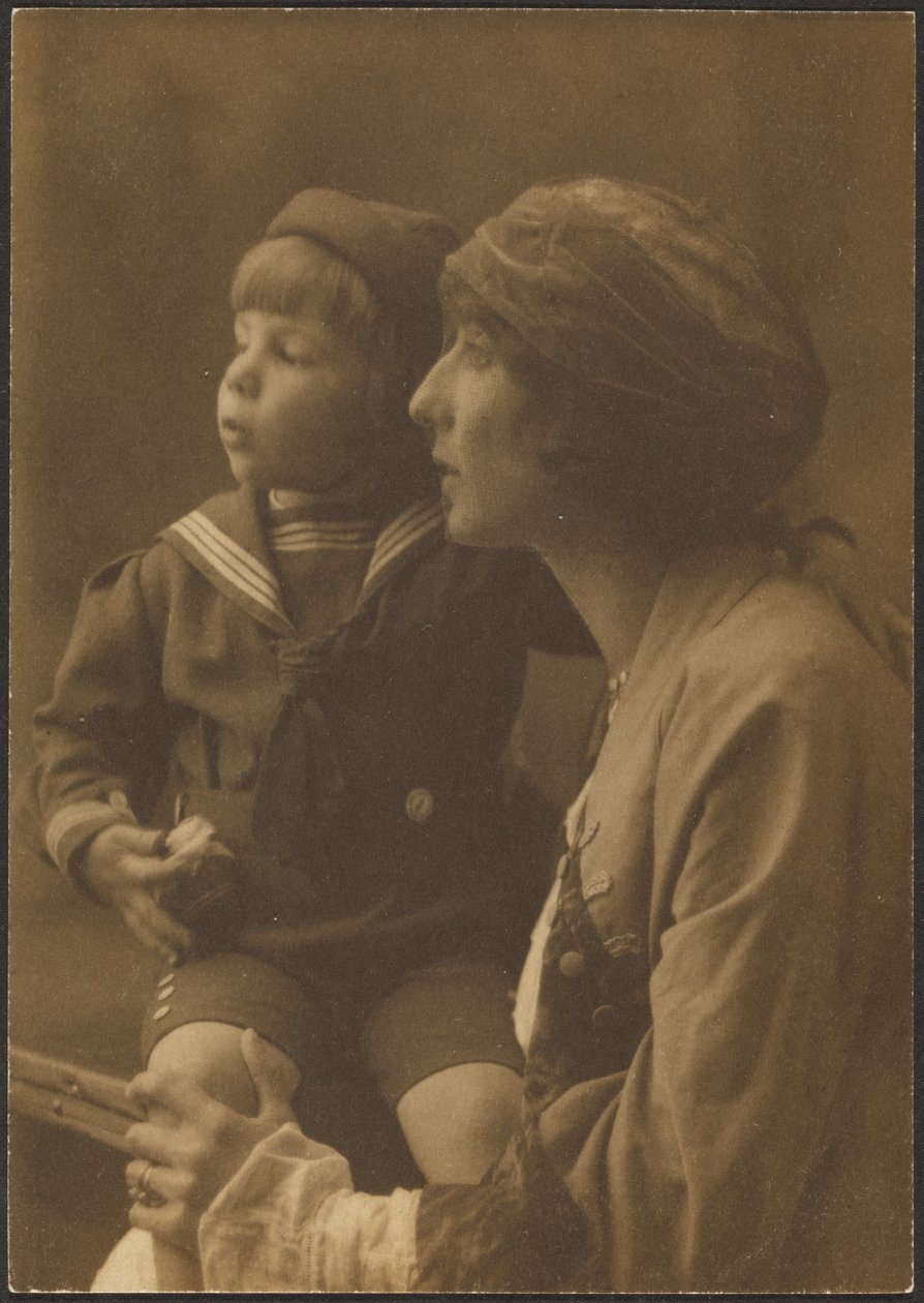[Retrato de uma mãe e de uma criança em fato de marinheiro] de Louis Fleckenstein