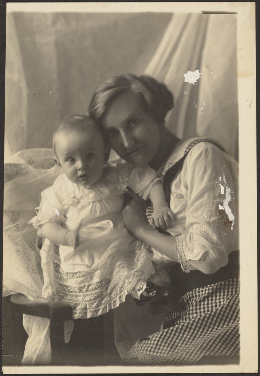 [Retrato de uma mãe com vestido aos quadrados e uma criança] de Louis Fleckenstein