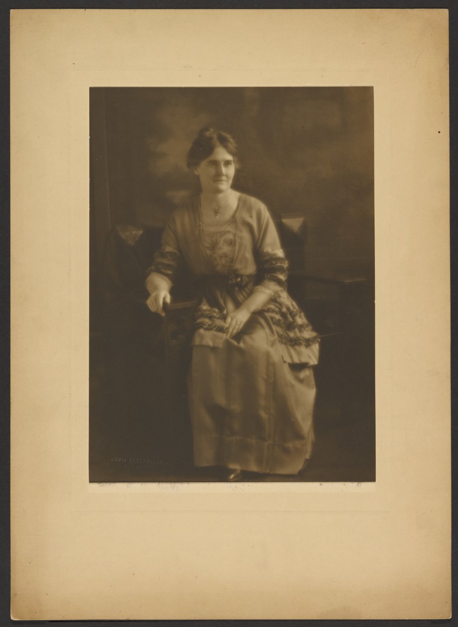 [Retrato de uma mulher sentada com um vestido com laços de fita]. de Louis Fleckenstein