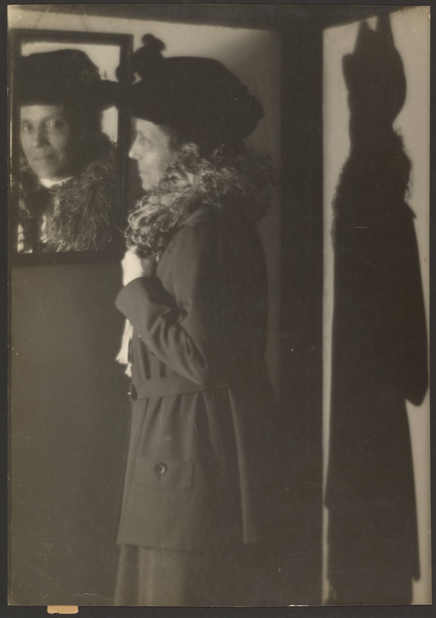 [Retrato de uma mulher, o seu reflexo e a sua sombra] de Louis Fleckenstein