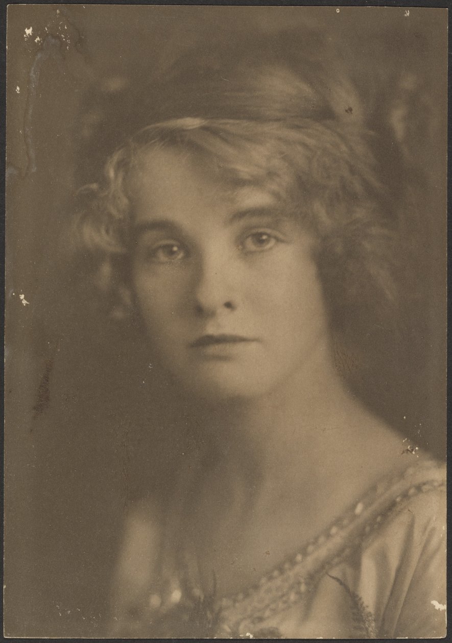 [Retrato de uma mulher segurando um ramo com feto] de Louis Fleckenstein
