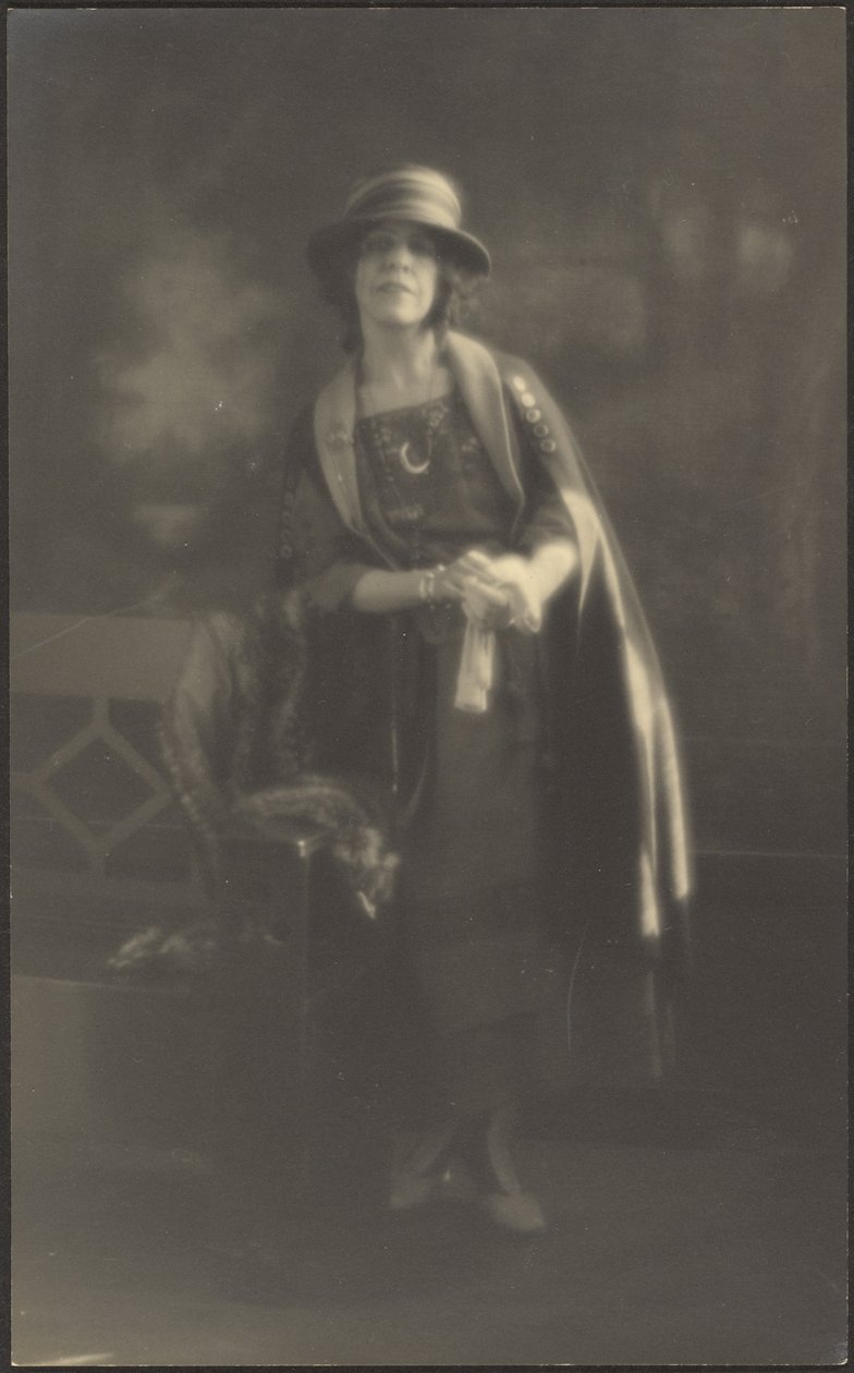 [Retrato de uma mulher apoiada num banco]. de Louis Fleckenstein