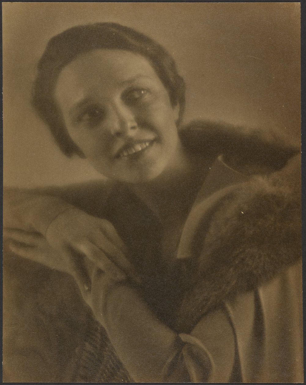 [Retrato de uma mulher apoiada numa cadeira]. de Louis Fleckenstein