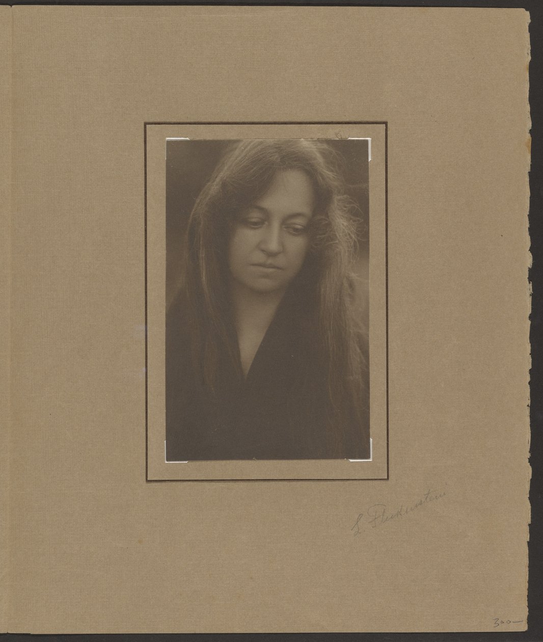 [Retrato de uma mulher a olhar para baixo] de Louis Fleckenstein