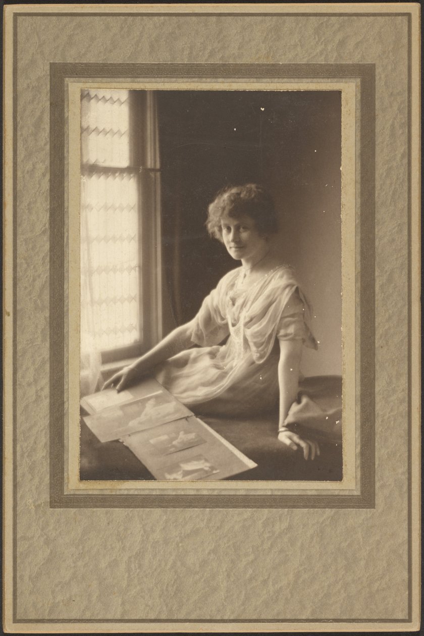 [Retrato de uma mulher a olhar para um álbum]. de Louis Fleckenstein