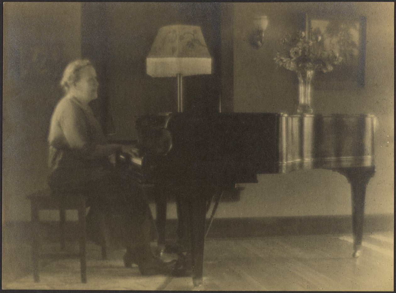 [Retrato de uma mulher sentada ao piano] de Louis Fleckenstein