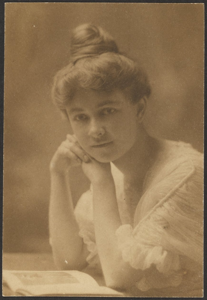 [Retrato de uma mulher sentada com uma revista] de Louis Fleckenstein