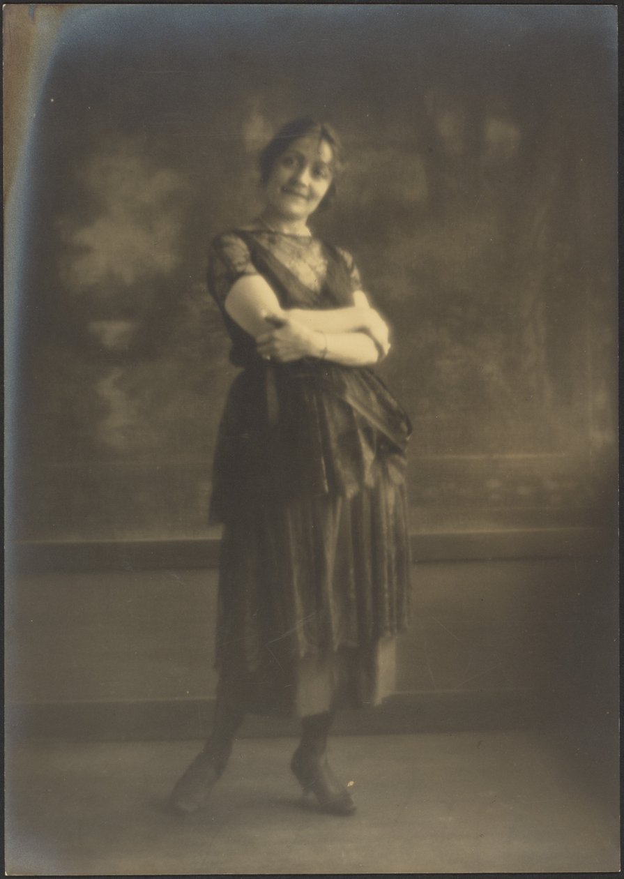 [Retrato de uma mulher em pé perante uma tapeçaria] de Louis Fleckenstein