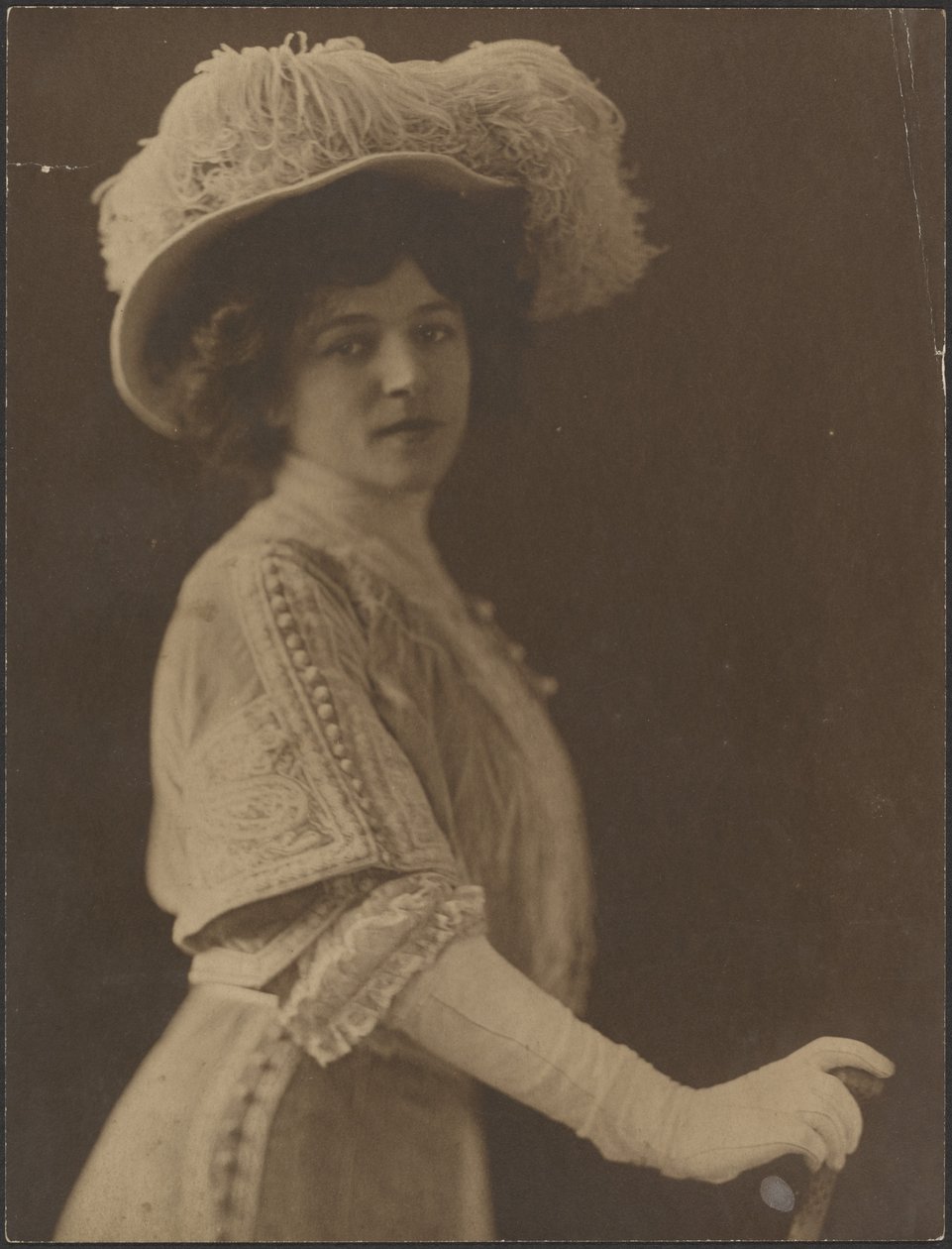 [Retrato de uma mulher de pé com um guarda-chuva]. de Louis Fleckenstein