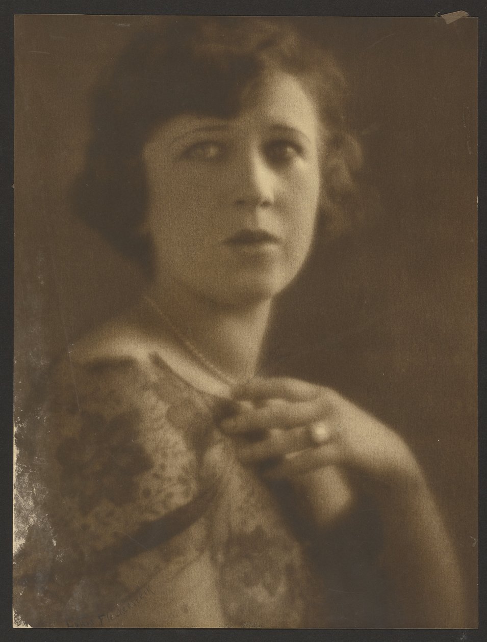 [Retrato de uma mulher com um top de renda]. de Louis Fleckenstein