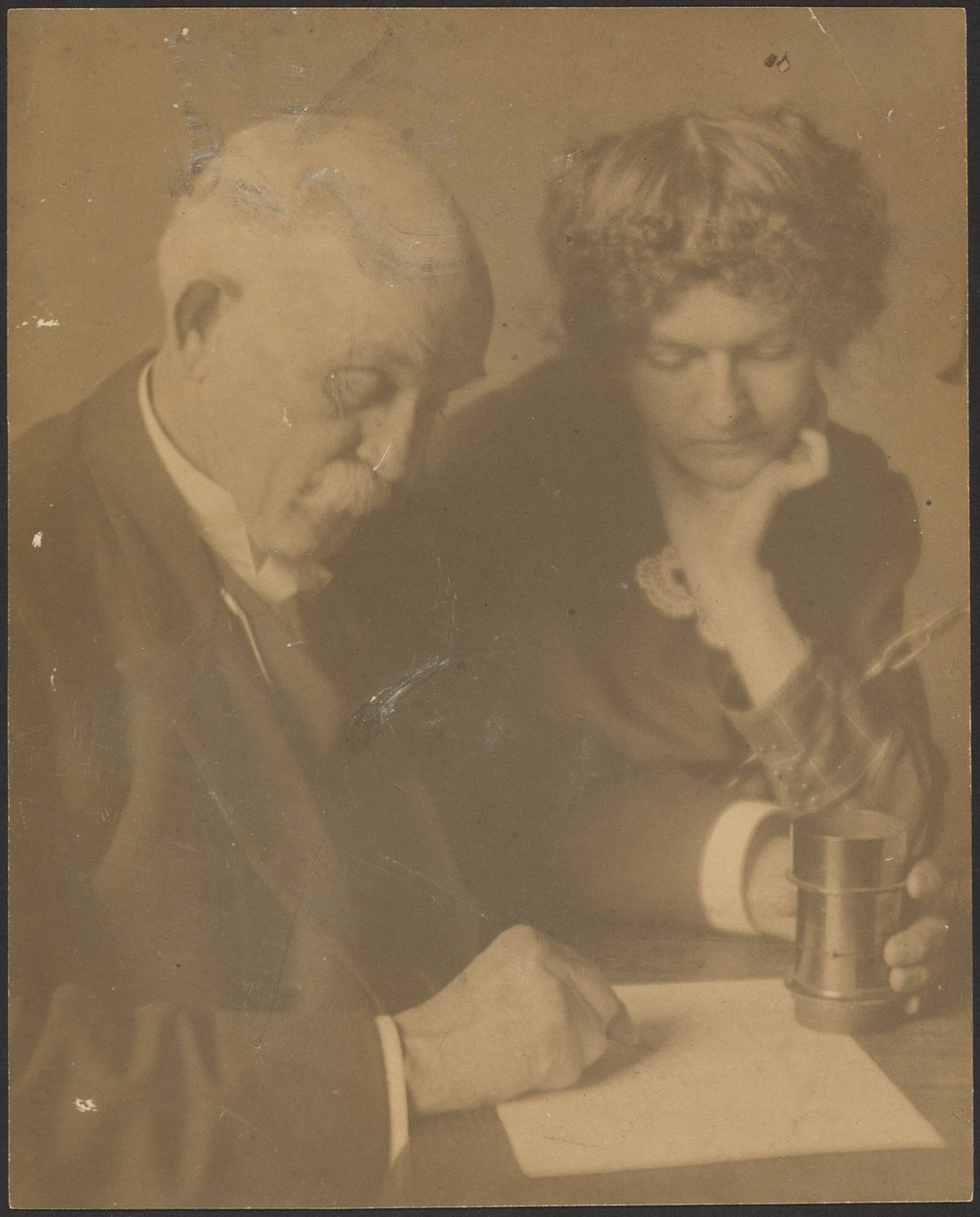 [Retrato de uma mulher e um homem à mesa] de Louis Fleckenstein