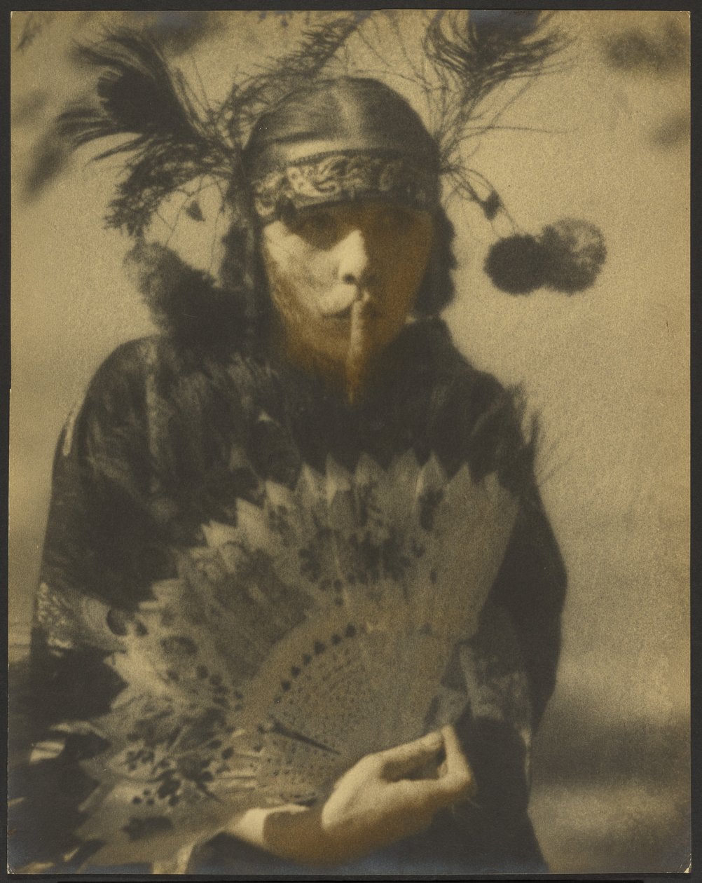 [Retrato de uma mulher a segurar um leque] de Louis Fleckenstein