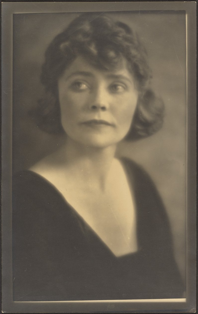 [Retrato de uma mulher com um vestido preto] de Louis Fleckenstein