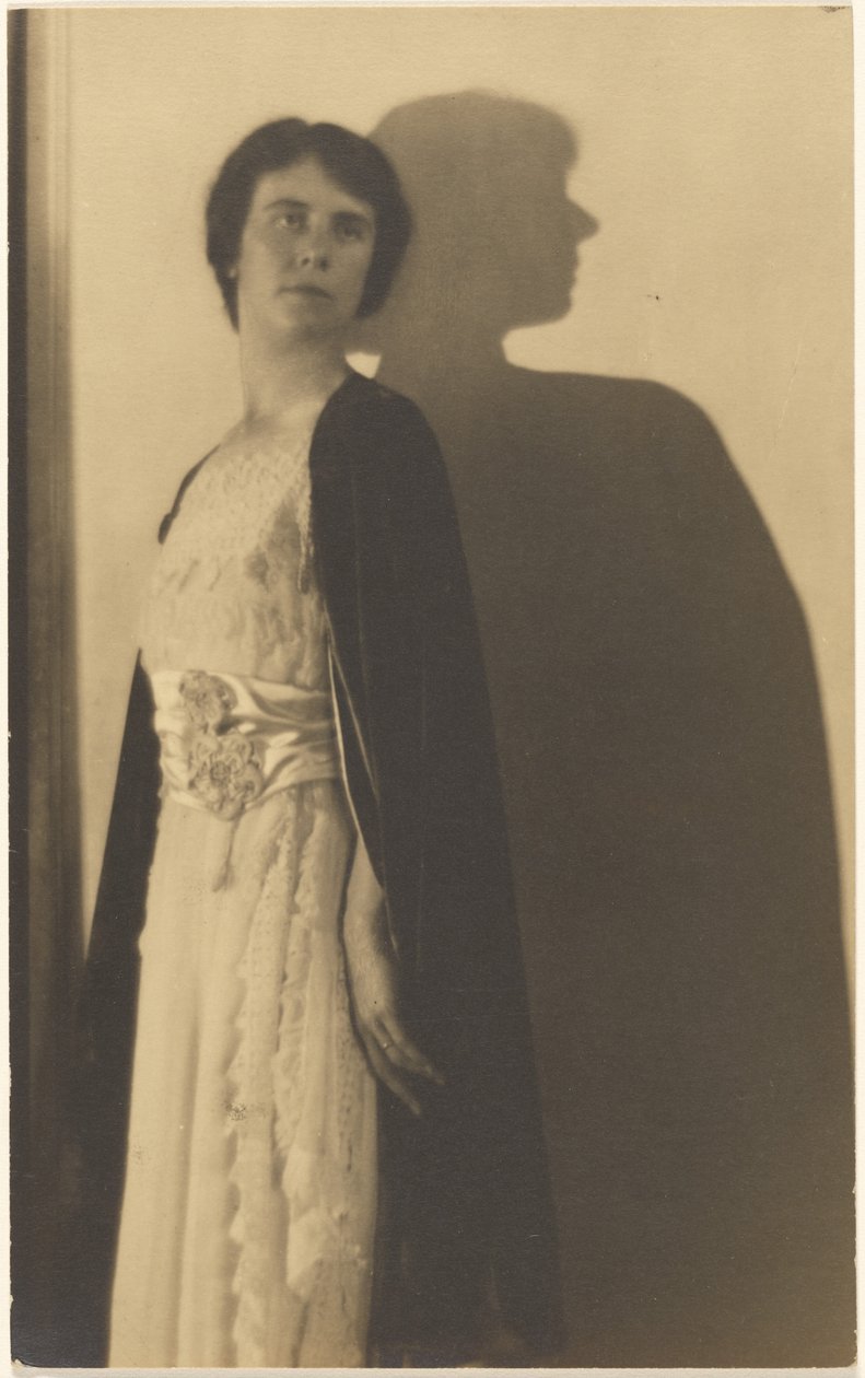 [Retrato de uma mulher com manto e sombra] de Louis Fleckenstein