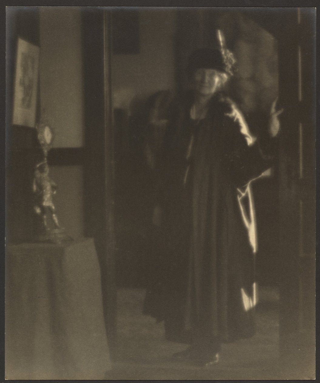 [Retrato de uma mulher à entrada da porta]. de Louis Fleckenstein