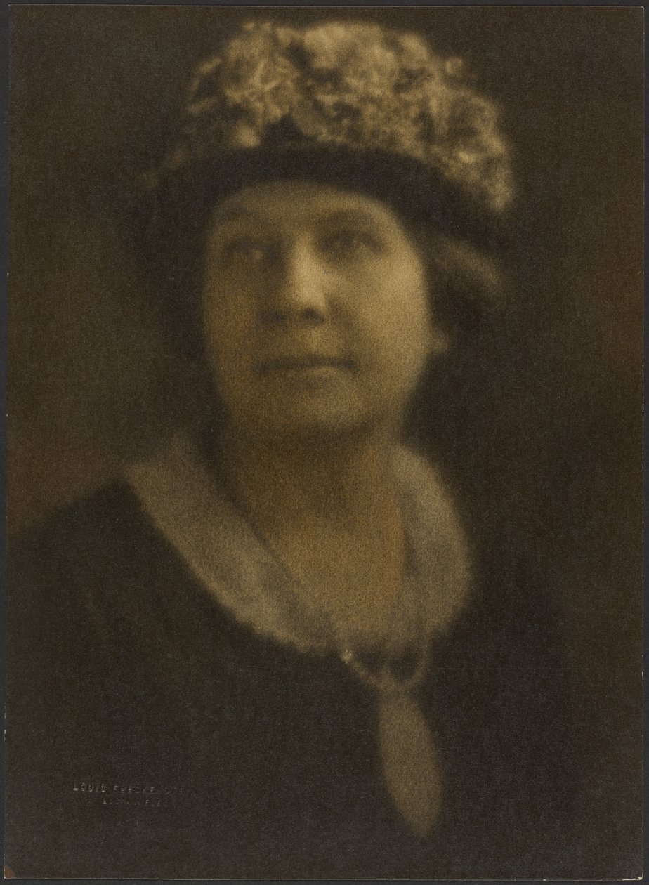 [Retrato de uma mulher com um chapéu florido] de Louis Fleckenstein