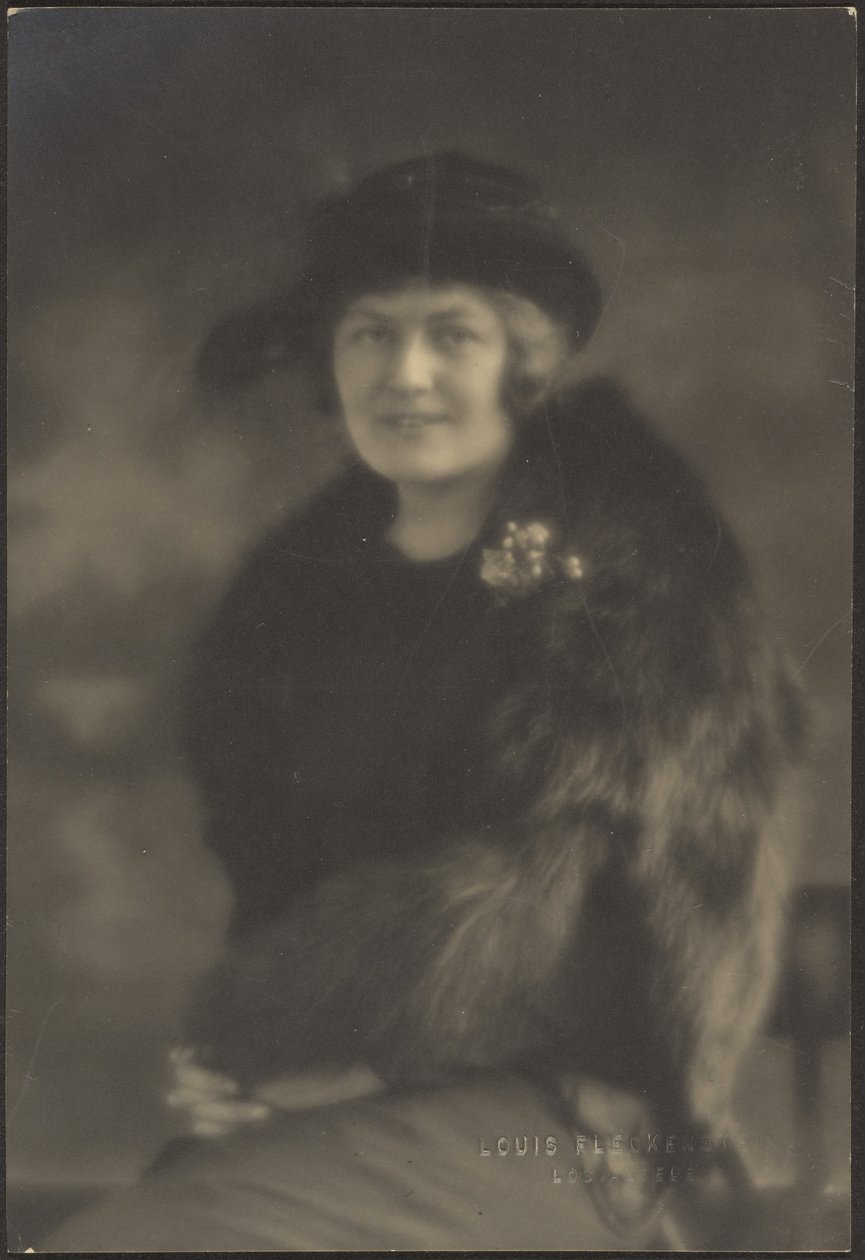 [Retrato de uma mulher com capa de peles]. de Louis Fleckenstein