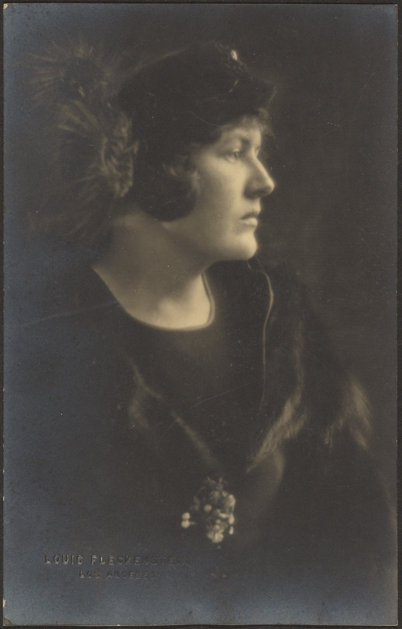 [Retrato de uma mulher com capa de pele] de Louis Fleckenstein