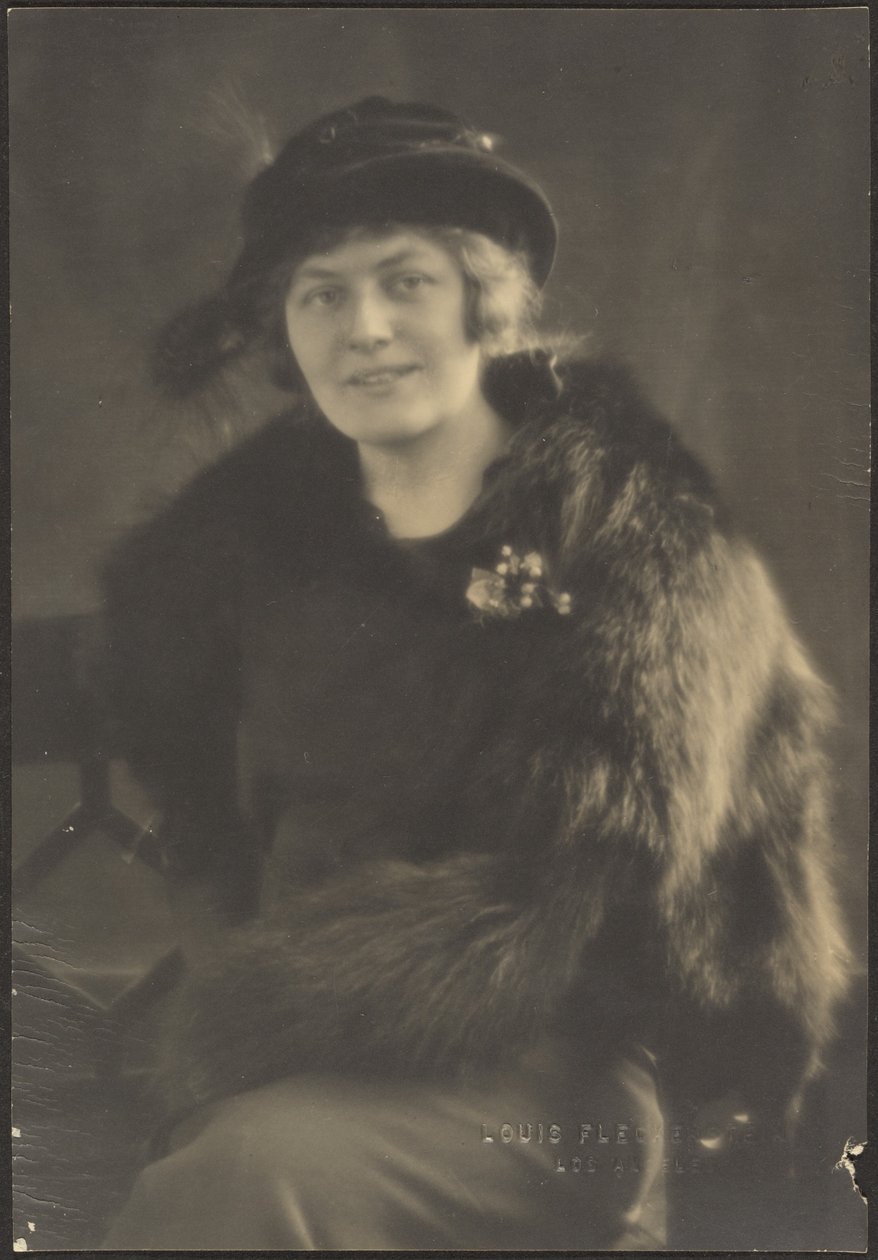 Retrato de uma mulher com capa de pele de Louis Fleckenstein