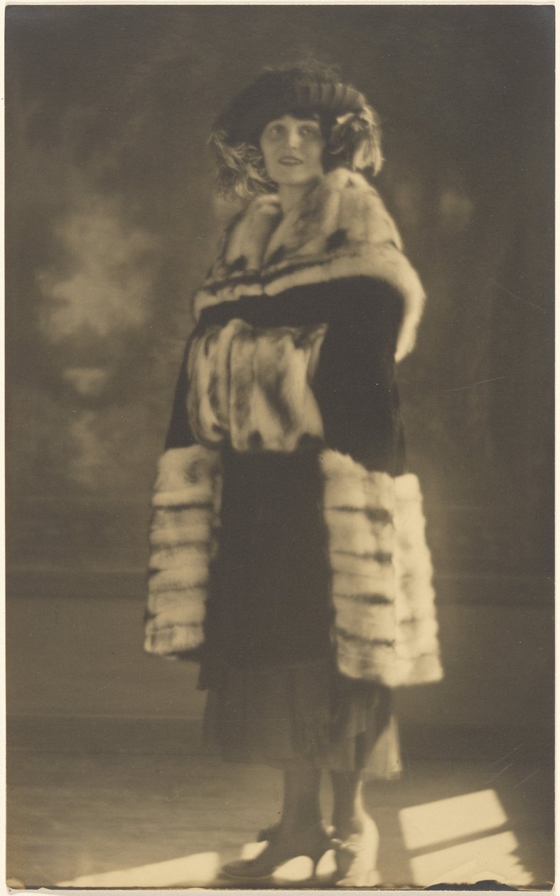 [Retrato de uma mulher com casaco de peles e abafador] de Louis Fleckenstein
