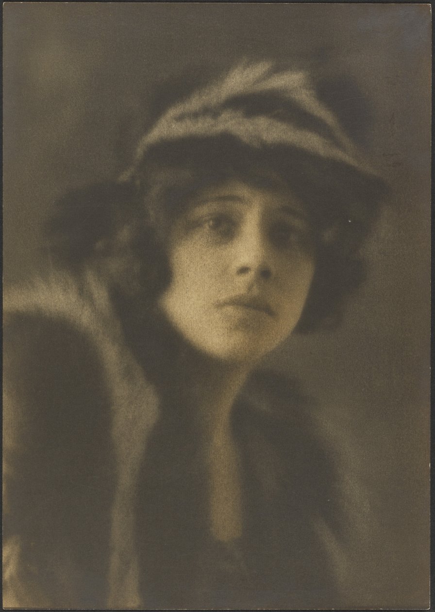 [Retrato de uma mulher com chapéu de pele] de Louis Fleckenstein