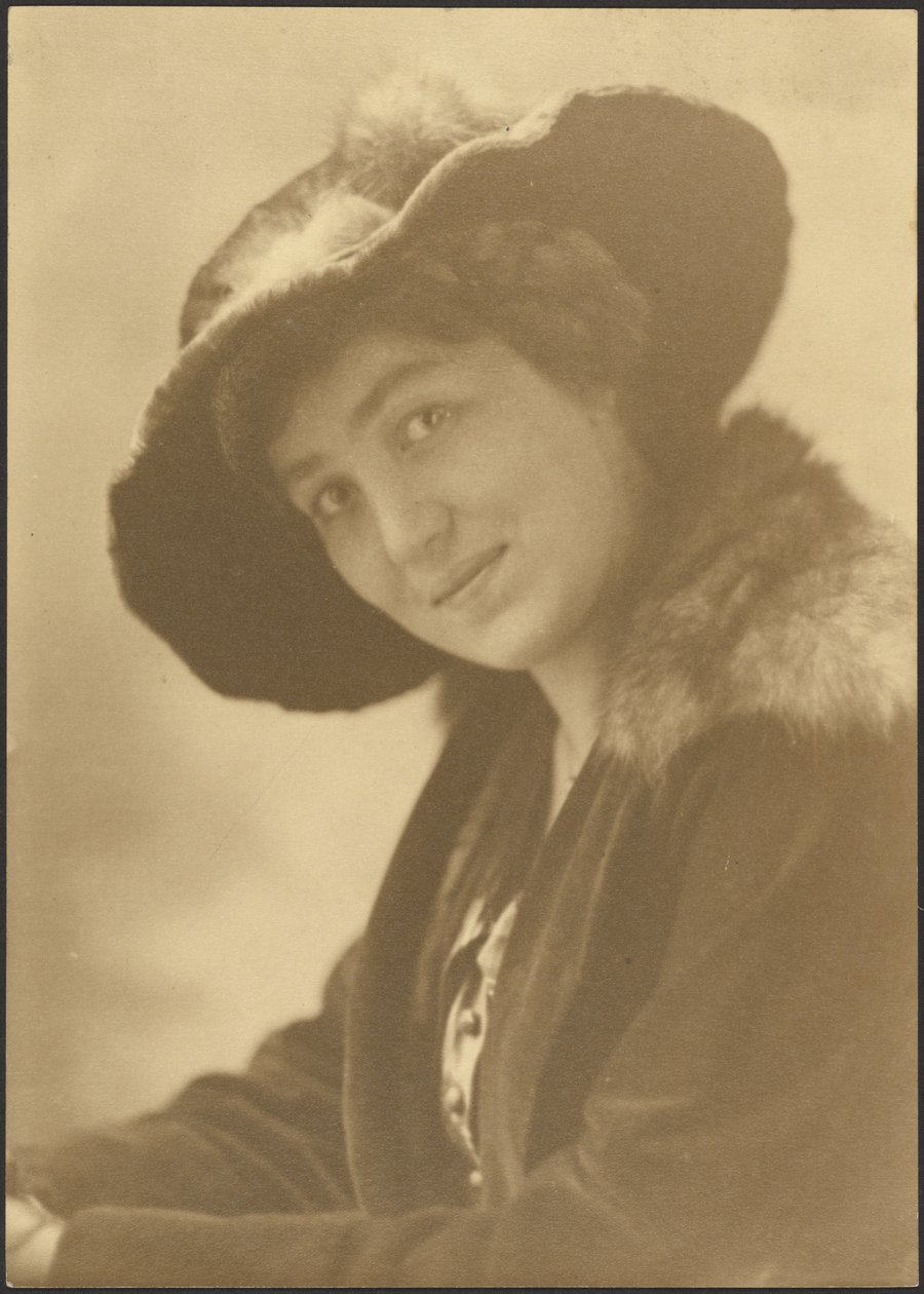 [Retrato de uma mulher com um chapéu de pele] de Louis Fleckenstein