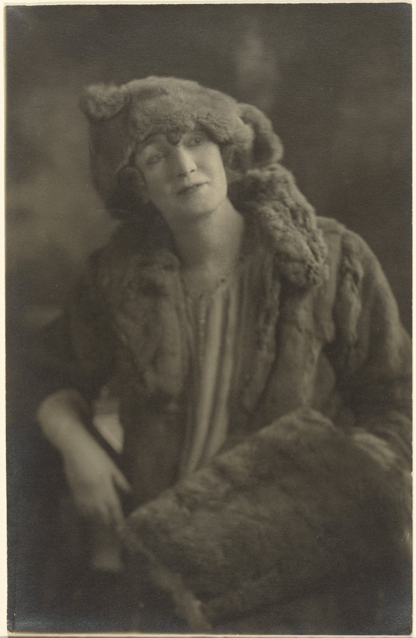 [Retrato de uma Mulher com Peles] de Louis Fleckenstein