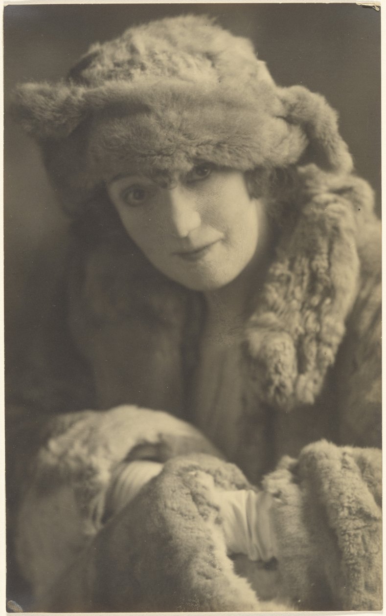 [Retrato de uma Mulher com Peles] de Louis Fleckenstein
