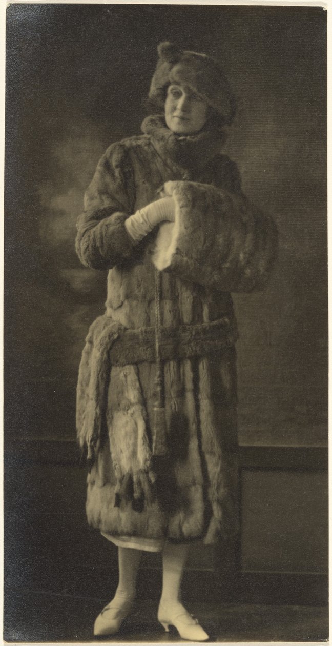 [Retrato de uma Mulher com Peles] de Louis Fleckenstein