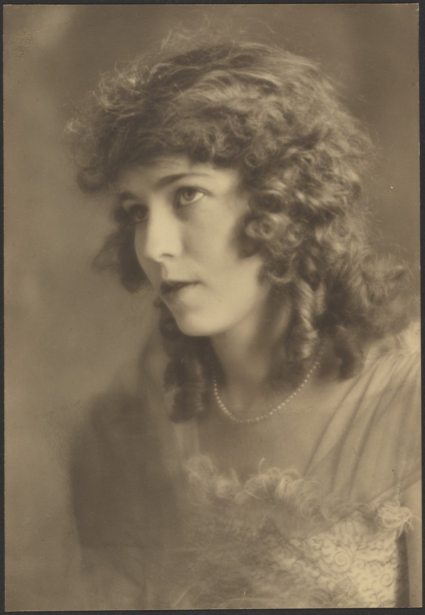 [Retrato de uma mulher com um xaile de gaze]. de Louis Fleckenstein