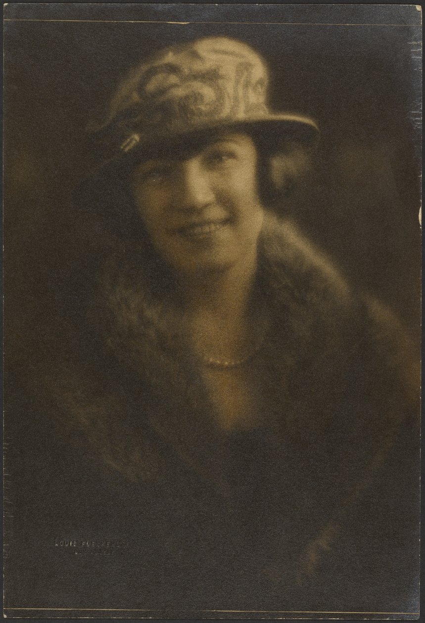 [Retrato de uma mulher com um chapéu com motivos decorativos] de Louis Fleckenstein