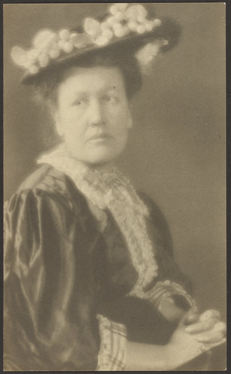 [Retrato de uma mulher com chapéu e flores de corniso] de Louis Fleckenstein