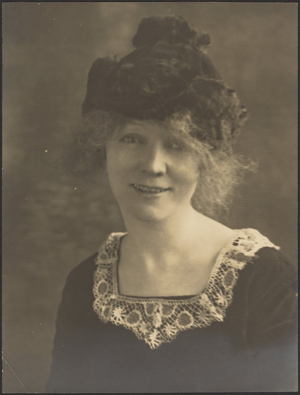 [Retrato de uma mulher com colarinho de renda] de Louis Fleckenstein