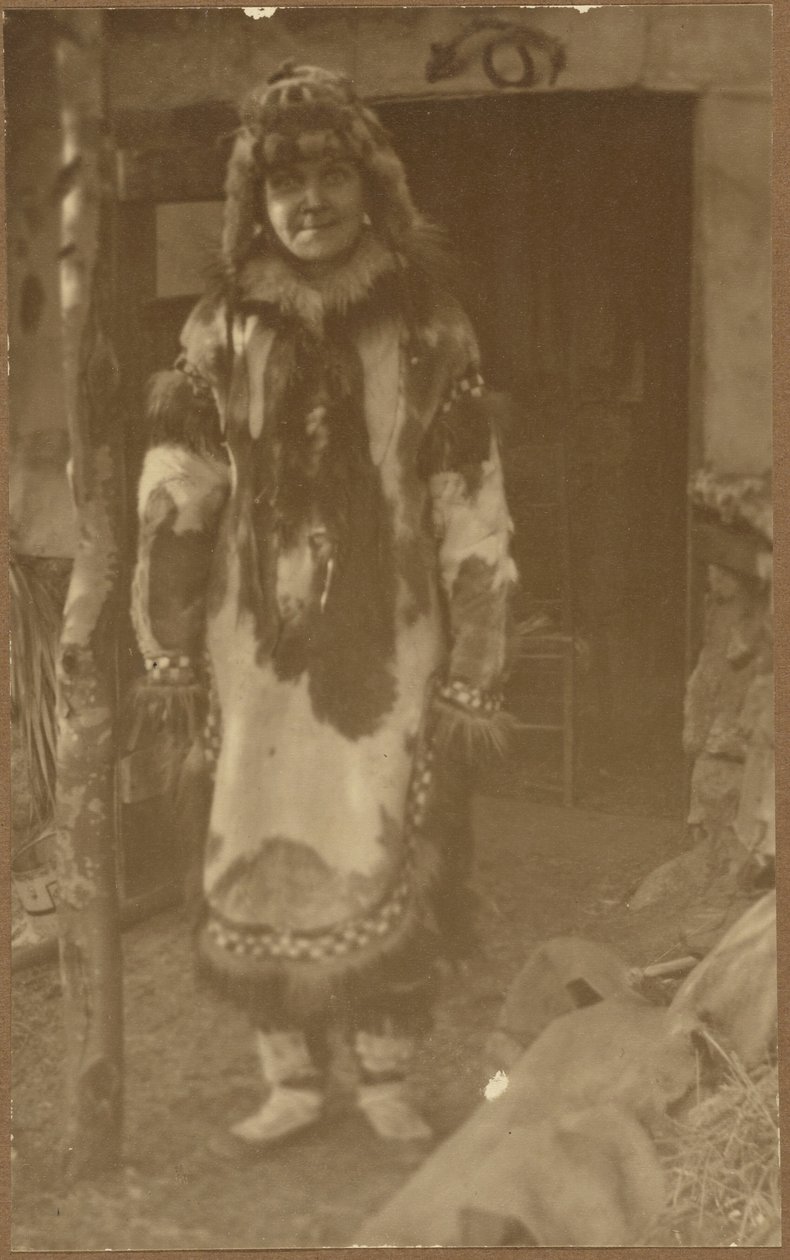 [Retrato de uma mulher em traje indígena americano] de Louis Fleckenstein