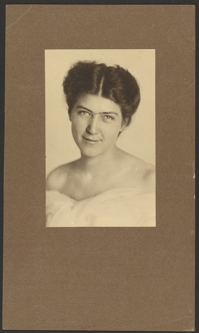 [Retrato de uma mulher com um vestido com ombros à mostra] de Louis Fleckenstein